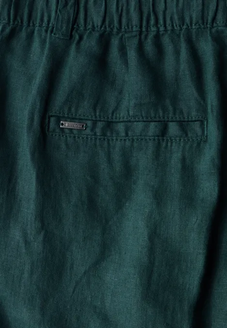 Dunkelgrüne Stoffhose mit elastischem Bund und Gesäßtasche.